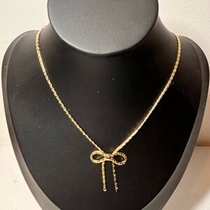 New Vintage Avon Goldtone Bow Necklace Signed. Classic. Beautiful